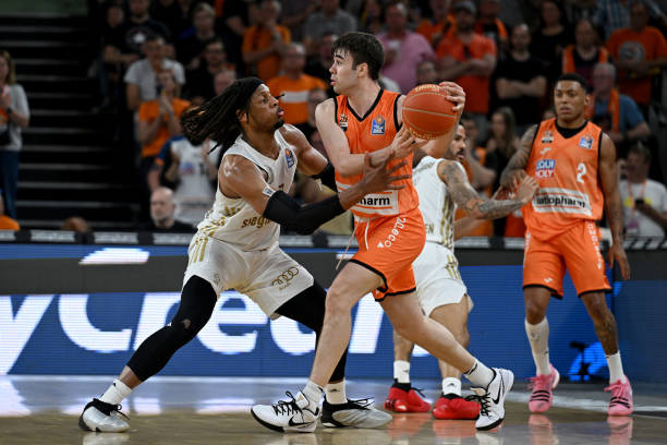 的表现显得 的表现显得